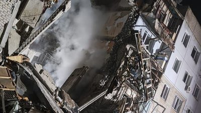 У Миколаєві російські війська вдарили по п'ятиповерхівці. Є загиблі та поранені серед мешканців будинку У Миколаєві російські війська вдарили по п'ятиповерхівці. Є загиблі та поранені серед мешканців будинку