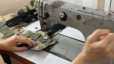 Тернопільські педагогині шиють військову амуніцію Тернопільські педагогині шиють військову амуніцію