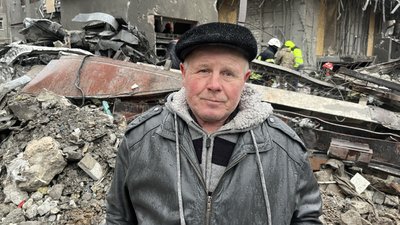 Харківець Михайло Шаповал біля розбитого будинку