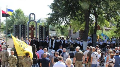 На Дніпропетровщині відкрили меморіал загиблим на Донбасі українським бійцям На Дніпропетровщині відкрили меморіал загиблим на Донбасі українським бійцям