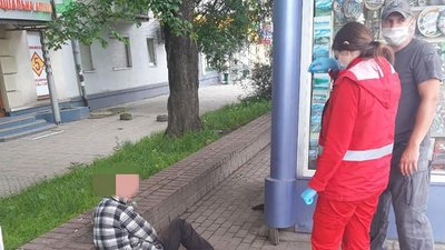 У Франківську серед вулиці врятували двох п’яних чоловіків