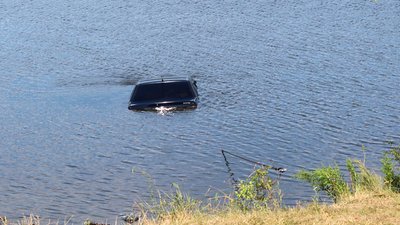 На Хмельниччині водолази з річки дістали невдало припаркований автомобіль