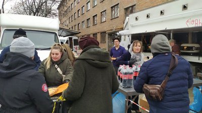 "Робіть піцу, а не війну": у Черкаси приїхали шотландські волонтери та пригощають безоплатною піцою "Робіть піцу, а не війну": у Черкаси приїхали шотландські волонтери та пригощають безоплатною піцою