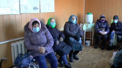 Пасажири в приміщенні автостанції чекають на автобус Пасажири в приміщенні автостанції чекають на автобус