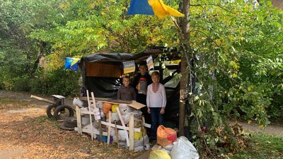 “Збираємо кошти для захисників і захисниць України”. У Кривому Розі шестеро хлопчиків збудували блокпост “Збираємо кошти для захисників і захисниць України”. У Кривому Розі шестеро хлопчиків збудували блокпост