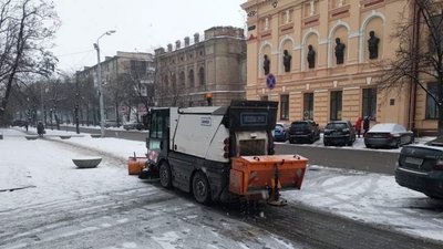 Циклон у Дніпрі: комунальники ліквідовують наслідки нічного снігопаду