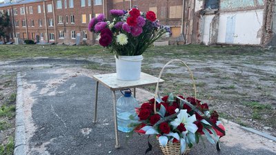 Жителі розбитого обстрілами гуртожитку на Ахієзерів у Харкові вшанували пам'ять загиблих сусідів Жителі розбитого обстрілами гуртожитку на Ахієзерів у Харкові вшанували пам'ять загиблих сусідів