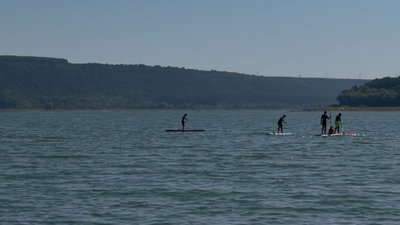 Люди катаються на SUP-дошках по річці Дністер