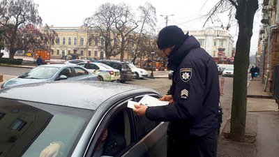 У Кропивницькому поліцейські штрафували водіїв за порушення правил зупинки