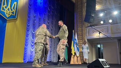 Стали першими на захист. У Миколаєві вручили відзнаки "За оборону міста" Стали першими на захист. У Миколаєві вручили відзнаки "За оборону міста"
