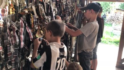 Діти з села Городське на Житомирщині плетуть маскувальні сітки для ЗСУ Діти з села Городське на Житомирщині плетуть маскувальні сітки для ЗСУ