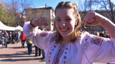 День вишиванки: українці проводять флешмоби в соцмережах, а Зеленський подарував сорочку Трампу
