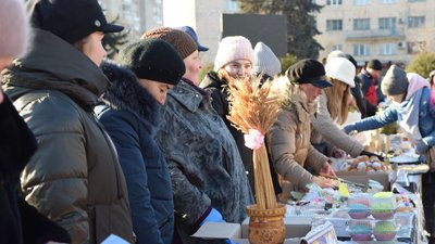 На Тернопільщині провели благодійний ярмарок, щоб зібрати кошти для ЗСУ На Тернопільщині провели благодійний ярмарок, щоб зібрати кошти для ЗСУ