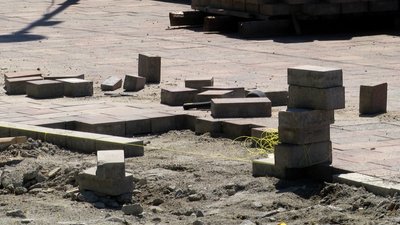 У Житомирі на реконструйованій набережній переукладають плитку У Житомирі на реконструйованій набережній переукладають плитку