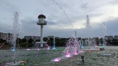 Без музики, але зі світловими ефектами: в Умані запрацювали фонтани