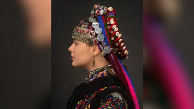 На Івано-Франківщині виготовляють традиційний гуцульський убір — чільце На Івано-Франківщині виготовляють традиційний гуцульський убір — чільце