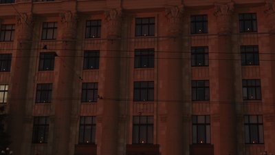 У вікнах Харківської ОДА запалили свічки в пам'ять про жертв голодоморів У вікнах Харківської ОДА запалили свічки в пам'ять про жертв голодоморів