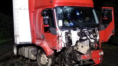 Водій «Рено Кенго» виїхав на смугу зустрічного руху та допустив зіткнення з вантажівкою Водій «Рено Кенго» виїхав на смугу зустрічного руху та допустив зіткнення з вантажівкою