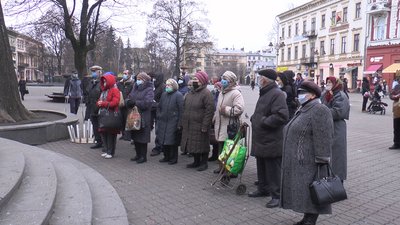 У середмісті Івано-Франківська вручили продуктові набори самотнім людям У середмісті Івано-Франківська вручили продуктові набори самотнім людям