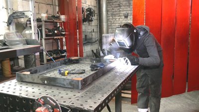 На Львівщині приватне підприємство безплатно виготовляє пічки для ЗСУ