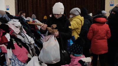 Роздають сім'ям продукти, зимовий одяг та новорічні подарунки. У Чернівцях підготували 15 т допомоги