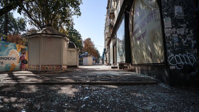 Херсон, вулиця, асфальт, скло, уламки