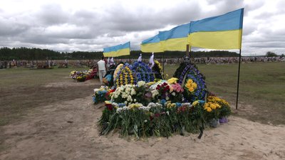 "Це наша пам'ять, наш біль": у Сарнах загиблих бійців ховатимуть на Алеї Слави "Це наша пам'ять, наш біль": у Сарнах загиблих бійців ховатимуть на Алеї Слави