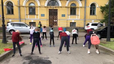 "Врятуйте Школу Дерюгіних". Гімнастки потренувалися просто неба на знак протесту проти виселення