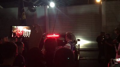 До будинку Зеленського під'їхало авто, мітингарі його не пропускають До будинку Зеленського під'їхало авто, мітингарі його не пропускають