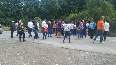 На Косівщині люди перекрили дорогу: просять не закривати сільську гімназію На Косівщині люди перекрили дорогу: просять не закривати сільську гімназію