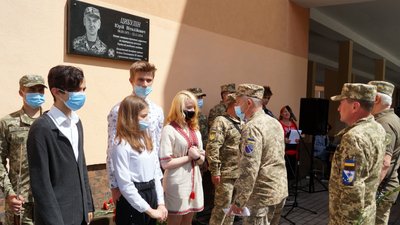 На двох школах Дніпра відкрили меморіальні дошки випускникам – бійцям, загиблим на сході України На двох школах Дніпра відкрили меморіальні дошки випускникам – бійцям, загиблим на сході України