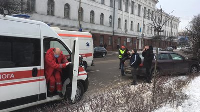 ДТП в центрі Житомира – водію стало зле за кермом і він в'їхав у дерево ДТП в центрі Житомира – водію стало зле за кермом і він в'їхав у дерево