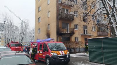 Рятувальники евакуйовували людей через пожежу у львівській багатоповерхівці Рятувальники евакуйовували людей через пожежу у львівській багатоповерхівці