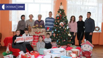 Сумська традиція довжиною в 15 років: учні з 4 школи передають подарунки онкохворим Сумська традиція довжиною в 15 років: учні з 4 школи передають подарунки онкохворим