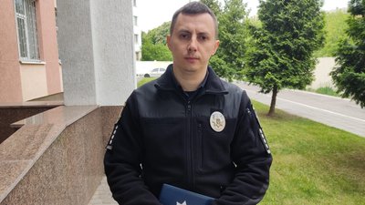 Місцеві скаржаться на сморід через сміття, яке накопичив сусід у центрі Полтави: що робити