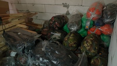 Вінницькі волонтери ремонтують автівки та везуть у зону бойових дій для військових Вінницькі волонтери ремонтують автівки та везуть у зону бойових дій для військових