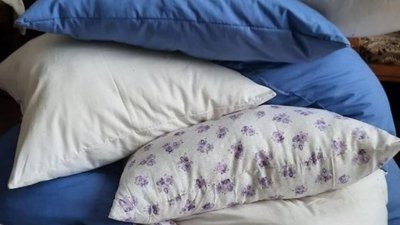 Працівники культури в місті на Волині шиють подушки та прапори для військових Працівники культури в місті на Волині шиють подушки та прапори для військових
