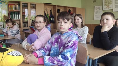 Тернопільські школярі прийшли на уроки у домашніх капцях та піжамах Тернопільські школярі прийшли на уроки у домашніх капцях та піжамах