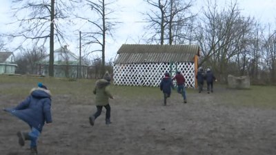 Чотири сотні учнів сільської школи ходять до туалету на вулиці Чотири сотні учнів сільської школи ходять до туалету на вулиці