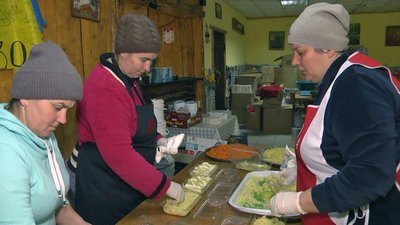 Волонтерки з села на Волині готують їжу для бійців на реабілітації і на передову Волонтерки з села на Волині готують їжу для бійців на реабілітації і на передову
