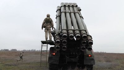 На Херсонщині тренувалася батарея РСЗВ "Смерч" На Херсонщині тренувалася батарея РСЗВ "Смерч"