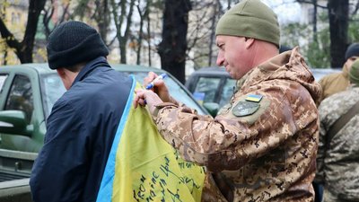 Український військовий підписує прапор: "From Ukraine with love" Український військовий підписує прапор: "From Ukraine with love"