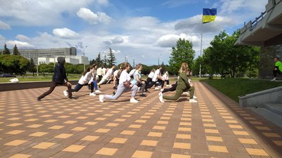 Руханка просто неба: сумчани зібралися на спортивний захід до Дня Європи Руханка просто неба: сумчани зібралися на спортивний захід до Дня Європи