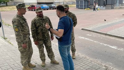У Сумах військові перевіряють документи у чоловіків мобілізаційного віку У Сумах військові перевіряють документи у чоловіків мобілізаційного віку