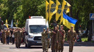 У Черкасах відбувся чин прощання із закатованим в полоні азовцем Олександром Крохмалюком