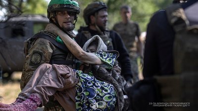 Військові врятували в Добропіллі 90-річну з-під завалів