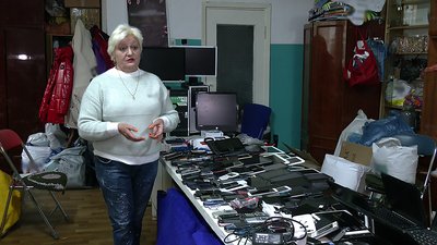 Тетяна Сила показує зібрану для бійців техніку Тетяна Сила показує зібрану для бійців техніку