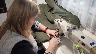 Тетяна Перебейніс із Браїлова, що на Вінниччині, шиє зимові спальники Тетяна Перебейніс із Браїлова, що на Вінниччині, шиє зимові спальники