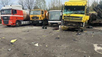 Пошкоджені вантажівки