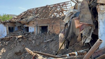 Зруйнований будинок та пошкоджені машини: наслідки ранкового обстрілу Миколаєва Зруйнований будинок та пошкоджені машини: наслідки ранкового обстрілу Миколаєва